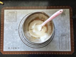 6、筛入蛋糕粉。