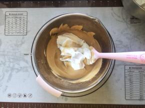 11、再加入三分之一蛋白霜。