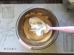 11、再加入三分之一蛋白霜。