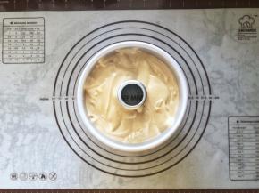 15、倒入戚风蛋糕模具中，轻轻震几下震出气泡。