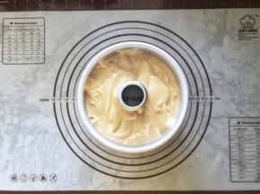 15、倒入戚风蛋糕模具中，轻轻震几下震出气泡。