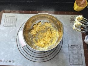 24、软化的黄油中加入白糖打至顺滑。