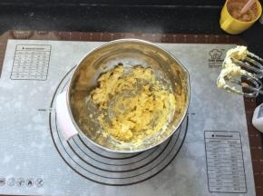 24、软化的黄油中加入白糖打至顺滑。