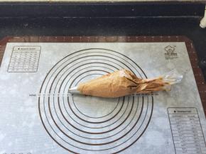 27、装入裱花袋，裱花袋提前装好齿形裱花嘴。