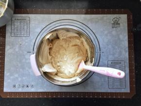 13、接着倒入到剩余的蛋白霜中。