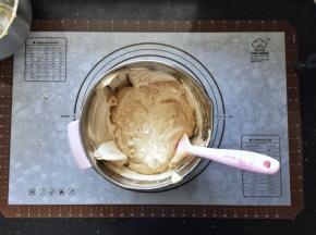 13、接着倒入到剩余的蛋白霜中。