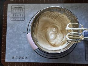 9、打至硬性发泡。