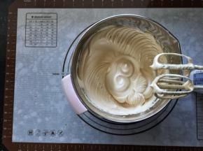 9、打至硬性发泡。