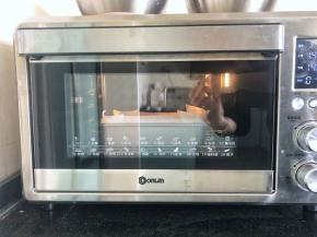 16、烤箱预热至140度上下火，放入模具烘烤50分钟后立即取出倒扣，待彻底凉透后脱模。