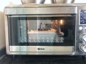 16、烤箱预热至140度上下火，放入模具烘烤50分钟后立即取出倒扣，待彻底凉透后脱模。