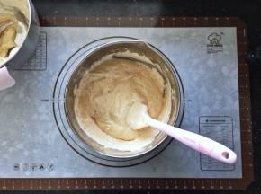 12、继续放入三分之一蛋白霜翻拌均匀。