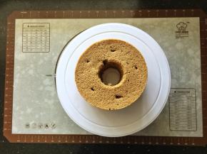 17、用竹签在蛋糕上等距的扎5个小洞，在里面搅几下。