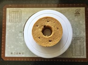 17、用竹签在蛋糕上等距的扎5个小洞，在里面搅几下。