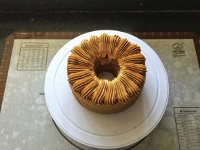 28、在蛋糕表面挤出花型装饰一下即可。