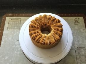 28、在蛋糕表面挤出花型装饰一下即可。