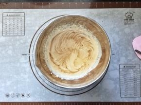 19、用电动打蛋器低速打至稍稍有纹路。