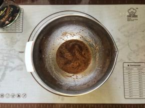 3、倒入黑咖啡粉搅拌至完全融化。