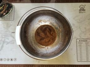 3、倒入黑咖啡粉搅拌至完全融化。