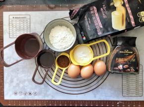 1、首先称量好咖啡戚风蛋糕所用的材料。