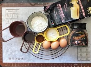 1、首先称量好咖啡戚风蛋糕所用的材料。
