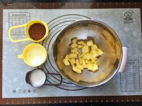 22、接着我们准备好咖啡奶油霜的材料。