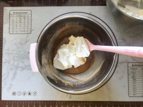 9、取三分之一的蛋白霜加入蛋黄糊中。