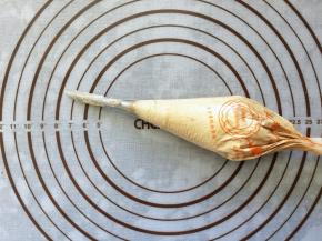 20、装入裱花袋，裱花袋提前装好裱花嘴。