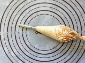 20、装入裱花袋，裱花袋提前装好裱花嘴。