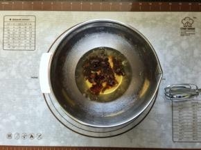 8、蛋白中加入红糖。