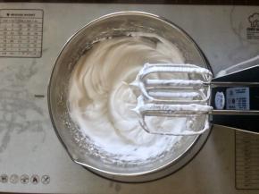 8、蛋白分三次加入白糖打至硬性发泡。