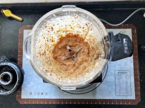 2、把红枣肉、水、植物油、桂花糖依次倒入破壁机中打成枣糊状。