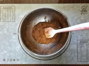 3、将打好的枣糊倒入盆中。