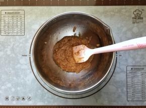 3、将打好的枣糊倒入盆中。