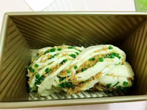 两头压住在底部摆入吐司盒里