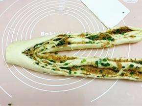 用刮刀从中间切开，底部不切断