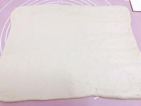 取出面团排气后擀成长方形面片