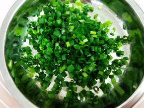 香葱洗净沥干水后切成葱花