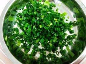 香葱洗净沥干水后切成葱花