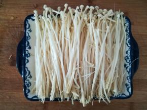 金针菇洗净，去根，撕开。放在盘中