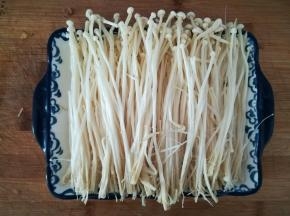 金针菇洗净，去根，撕开。放在盘中