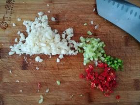 大蒜，葱，小米辣切末