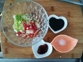 准备蚝油，生抽。盐