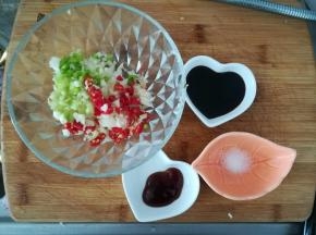 准备蚝油，生抽。盐