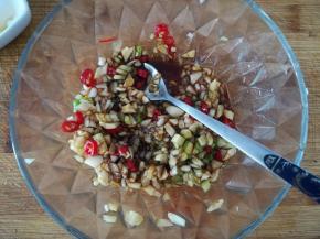 调料放入碗中，混合均匀