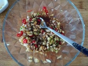 调料放入碗中，混合均匀