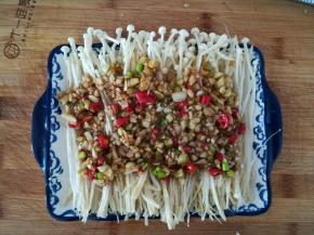 把料汁浇在金针菇上