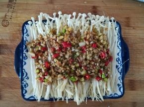 把料汁浇在金针菇上