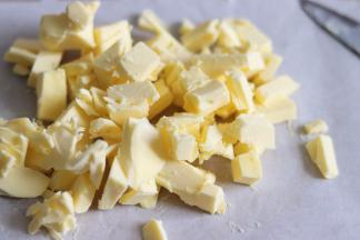 黄油切成小块，室温软化，气温低的话，可以用热吹风辅助软化，不要融化。