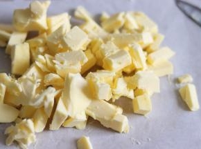 黄油切成小块，室温软化，气温低的话，可以用热吹风辅助软化，不要融化。