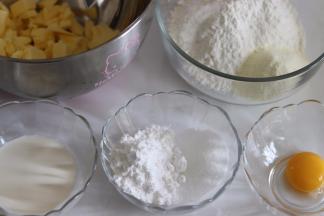 准备好食材，粉类，淡奶油，1个蛋黄。